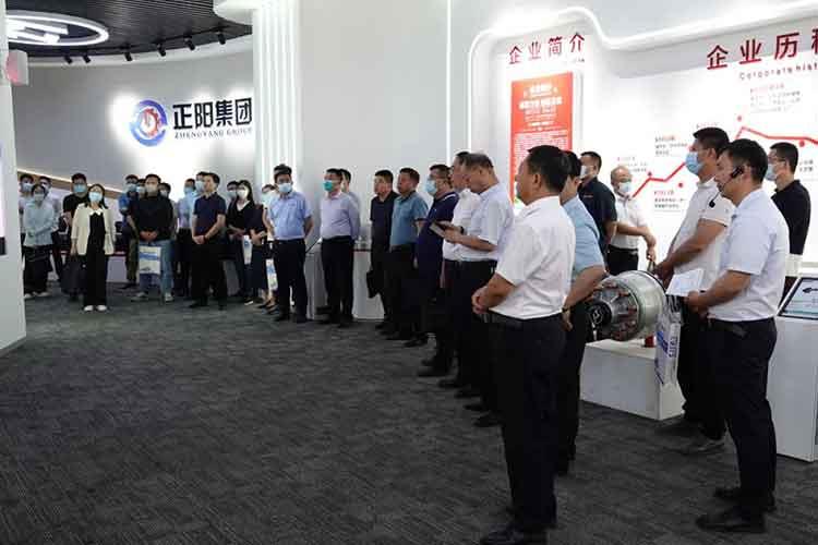 濟(jì)寧地區(qū)高端裝備制造各龍頭企業(yè)組團(tuán)到正陽集團(tuán)考察參觀，尋求合作，共謀發(fā)展
